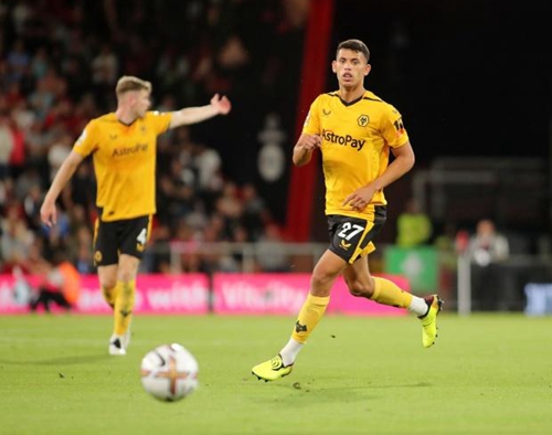 足球西甲豪门签下才华中场，合约长达七年