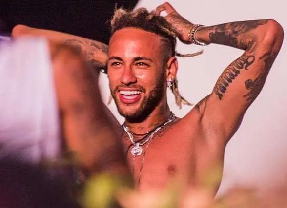 记者：汶马探赛后与海港助教约翰交换队服，两人曾在横滨合作